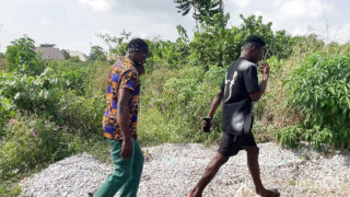 Młodzi faceci ssą duże czarne kutasy dojrzałym przystojniakom, a następnie przyjmują analne ruchanie z gorącymi wytryskami