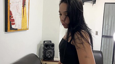 Madrastra Hablando con su Marido cornudo mientras le Chupa la Gran Polla a su Hijastro porque la tiene mas Grande que su Marido