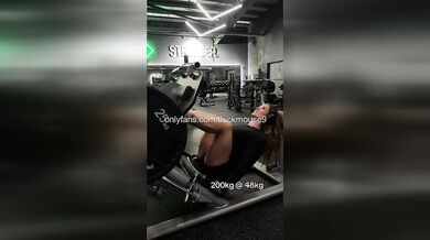 Muscle Mommy Pull-Up: Virgin Pussy Flash Gym Live