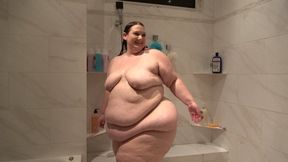 Kayla Peach Washes Her Sensual Supersized Body