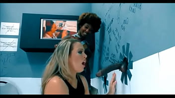 Aider sa meilleure amie blanche &agrave_ prendre sa premi&egrave_re grosse bite anonyme
