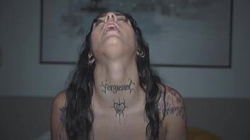 Pelinegra de ojos azules es follada sin parar en el hotel