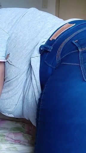 Ebony Chubby Girl Farting in Tight Jeans