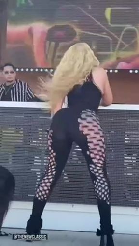 Iggy Azalea fan twerks her ass for the camera