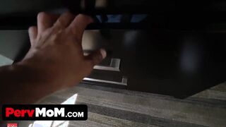 Caught my stepmom masturbates and she wanted to nailed!
