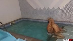 Mike Hot chama a linda de gostosa da sua mullher Danny hot, para ir para Su&iacute_te Real, e fodem em todos os lugares na piscina