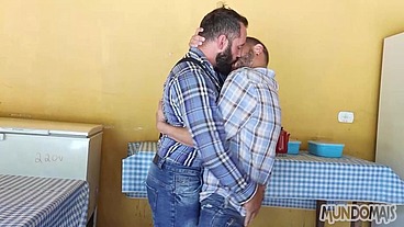Fodendo com um macho peludo e casado!