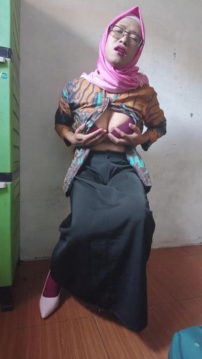 Hijab Shemale Jerking off Her Huge Dick