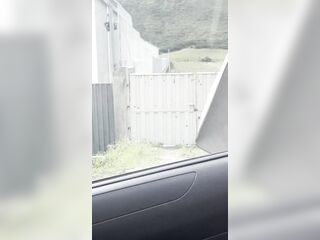 un taxi me lleva y me masturbo con el conductor alado