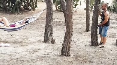 Turista viene scopata in pineta da un guardone