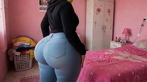 Petite Big Ass Girl Twerking in Tight Jeans