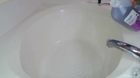 Slutty MILF Shaves Her Legs And Pussy Lips Then Fingers Her Tight Pussy In The Bath