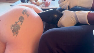 Pelacur British amatur dalam sarung tangan mengambil dubur kasar berdebar-debar dan fisting