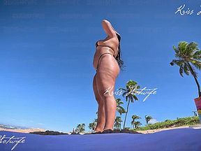 Quem seria sua reação se me visse assim na praia bem putinha com meu micro biquini?