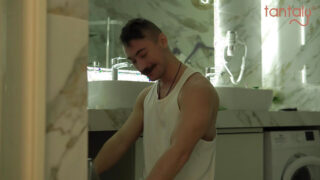 Горячая тройка с 18-летней блондинкой-подростком, которая занимается анальным сексом и минетом с другой парой.