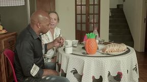 cortes familia da putaria - empregada faz garota de submissa e a faz chupar seus pes, enquanto a coroa chupa o genro escondida na lavanderia