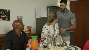 cortes familia da putaria - empregada faz garota de submissa e a faz chupar seus pes, enquanto a coroa chupa o genro escondida na lavanderia