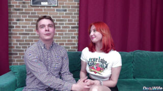 Η Pimpal Bill γεμίζει την κοκκινομάλλα σύζυγό της Emma Korti και την Emma K με καυτό πρωκτικό creampie κατά τη διάρκεια τρίο με κερατά