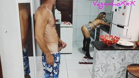 meu amigo foi tomar banho e sua namorada na cozinha quis tomar rola.