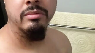 Kotitekoinen kylpyhuonehauska: iso kulli amatöörihomojen silittämässä kulleja ennen intensiivistä panemista ja siemensyöksyä