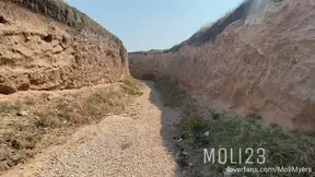 En estos 11 minutos podrás ver cómo llego a la playa y empiezo a desnudarme mientras juego con mis tetas. Empiezo a jugar sola con mi cuerpo en la arena y termino refrescándome en el mar. ¿Te vienes…