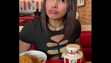 La influencer del barrio me deja follarla