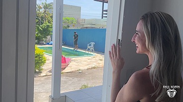 LOIRA PUTINHA DEU A BUCETA PARA O LIMPADOR DE PISCINA ENQUANTO O MARIDO CORNO FOI NO MERCADO