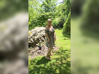 MAMMA Shares some LARGE TIT ONLYFAN Content