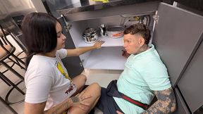linda mujer latina seduce a plometo aprendiz mientras su marido esta en casa descansando y le hace el mejor sexo de su vida. h.l.