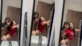 cogiendo en el bano frente al espejo
