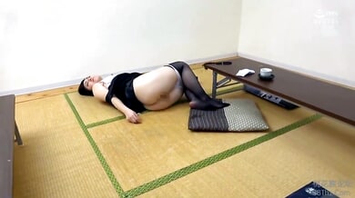 Asian maid in stockings submits to her boss in traditional Japanese room