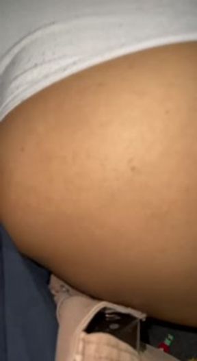 El novio de mi prima quiere follarme en mi cama y no puedo negarme-gamers_sexo