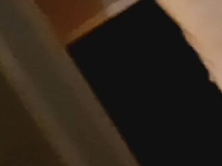 Un inconnu qui m'enregistre en educate de me préparer pour la douche ????