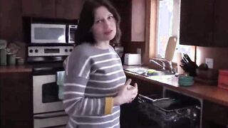 Stiefsohn probiert neue Kamera mit Stiefmutter aus