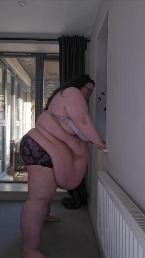 SSBBW BELLY CLAPPING AGAINST THIGHS