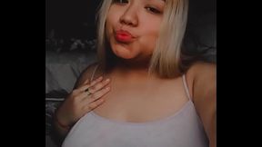 Sexy thot show me her Tits