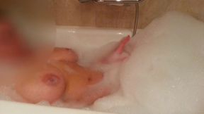 Italian babe gets intense blowjob and cums in the tub