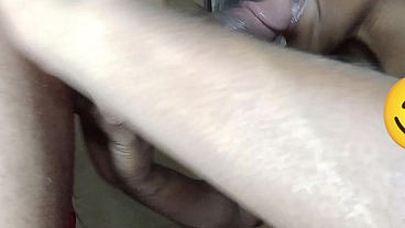 Engolindo a porra do amante e recebendo na cara