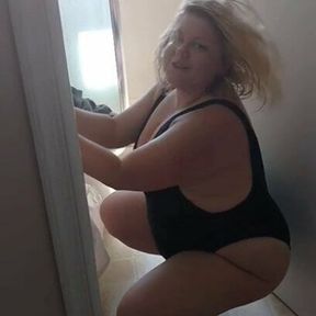 BBW in leotard shaking big ass!