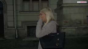 Poor Lisa can'_t hold her water and urinates all the time