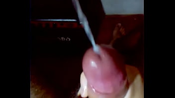 masturbando e gozando com meu pauzao