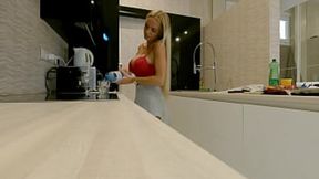 Blonde bombshell sizzles sans skivvies in kitchen seduction session