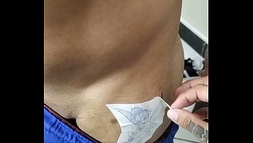Gemendo de dor e o pau latejando forte no short sem nada por baixo