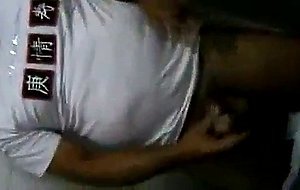 Filmou caminhoneiro trocando oleo no banheiro