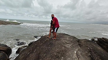 Ninfeta Carioca: Fodendo no Mato com casal Sem Camisinha fomos pegos no ato e continuamos a transar