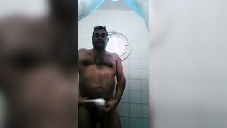 Osito caliente con una gran polla se ducha y se pajea.