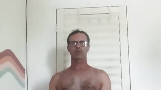 Amatör, zayıf, eşcinsel bir adam, kıllı kalçalarıyla ev yapımı solo videosunda mastürbasyon yapıyor.