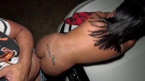 o cowboy arrombou o cuzinho e a buceta da putinha na rua dentro do carro