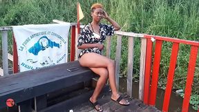 Belle femme Africaine star du porno en pleine nature en afrique