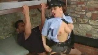 Quente tcheca MILF fazendo cosplay de policial montando um pau em um beliche